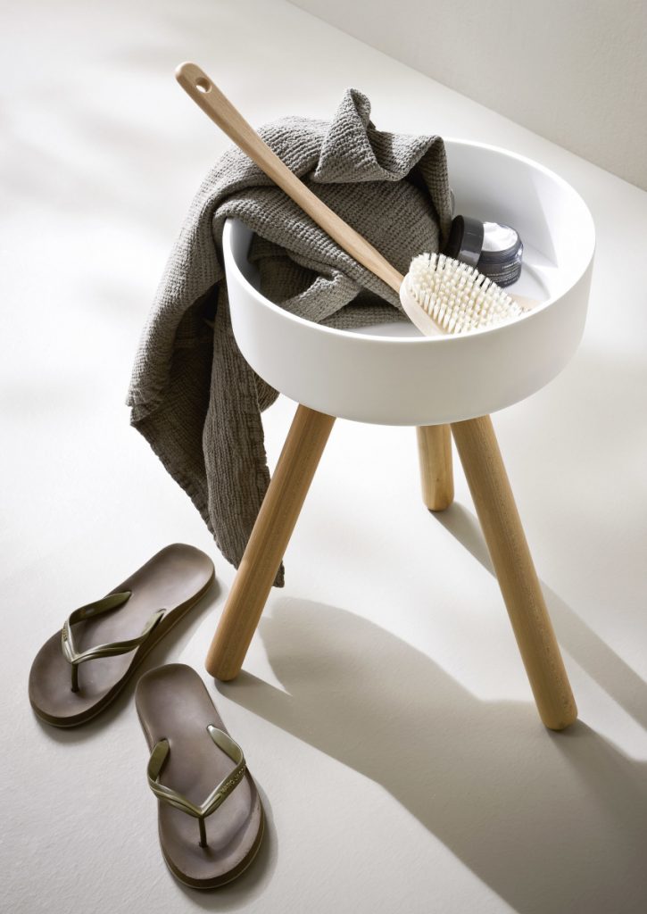 Tabouret de salle de bain en bois et corian de Rexa Design