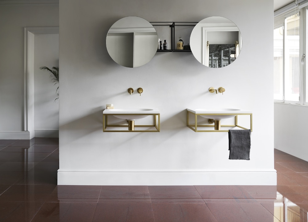 Meuble lavabo Frame en laiton brossé. Etagère Felt. Le tout by Ex.t Design