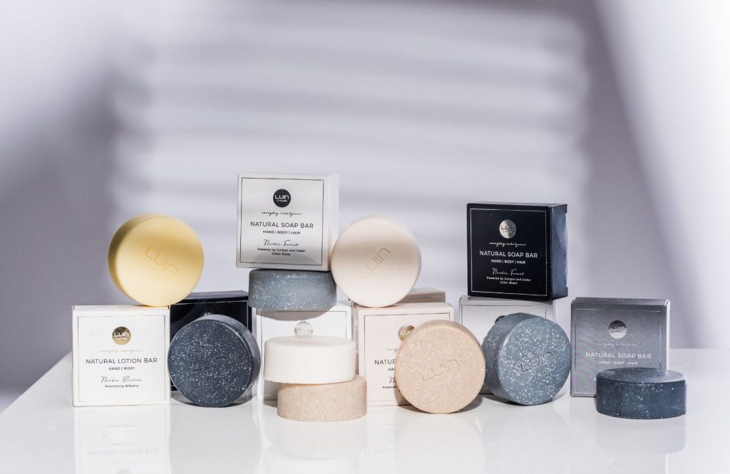 Produits de cosmétique naturel de la marque Luin Living Les barres de savon et de lotion naturelles de la collection Beauty, sont fabriquées à la main en Finlande en utilisant les ingrédients pour le soin de la peau les plus riches au monde combinés avec les vraies perles de la nature, le genévrier et la myrtille des forêts de Finlande.
