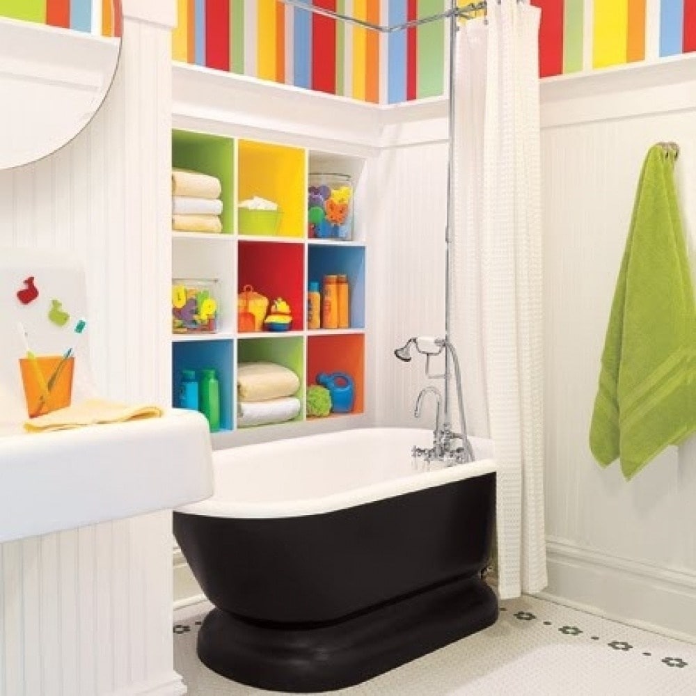 Simple et pratique, une salle de bains pour les enfants