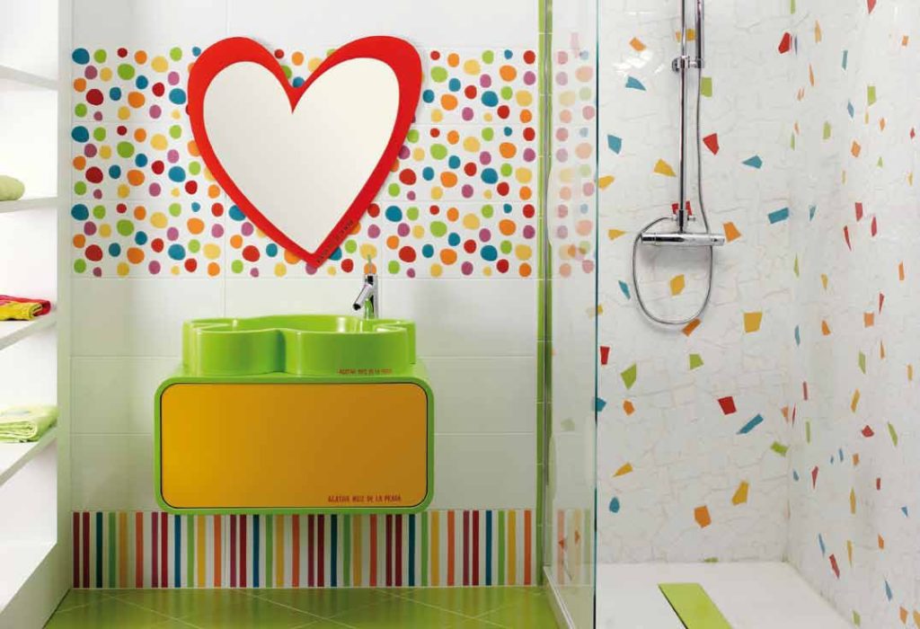 Simple et pratique, une salle de bains pour les enfants